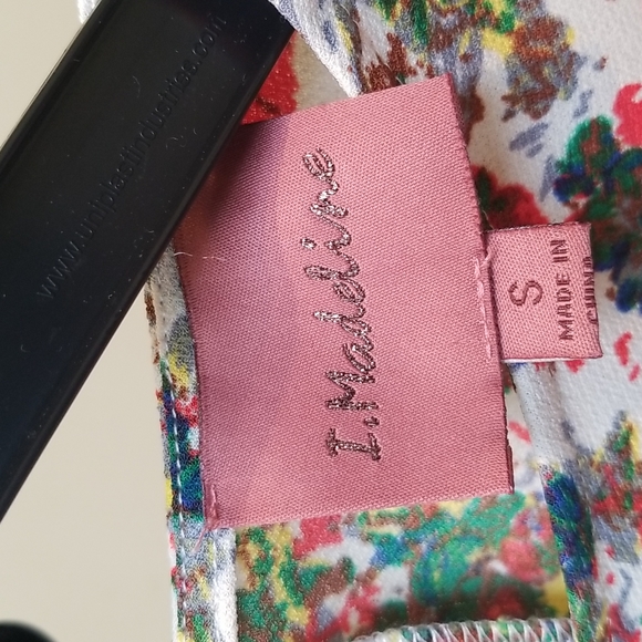 2/$12 Spring Floral 3/4 Sleeve Crop Top Size S - Picture 4 of 9